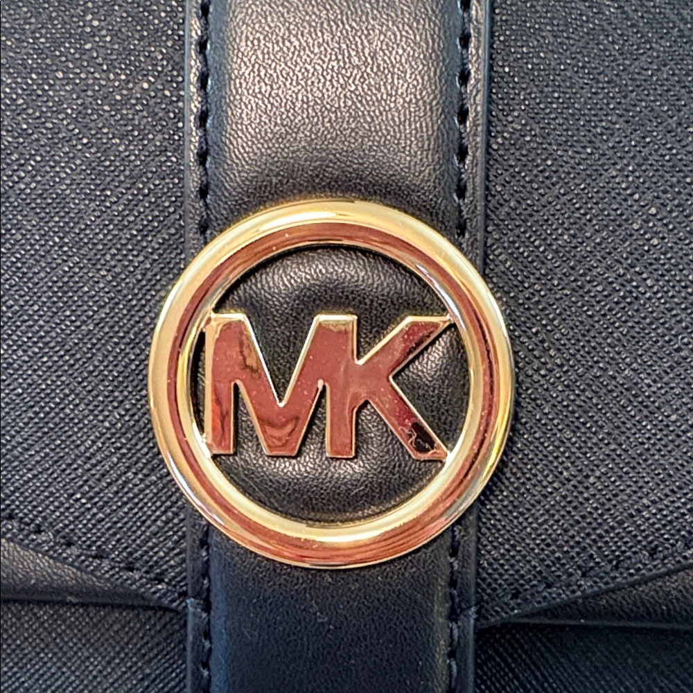 Michael Kors Black Crossbody Bag with Gold Chain - Picture 4 of 16